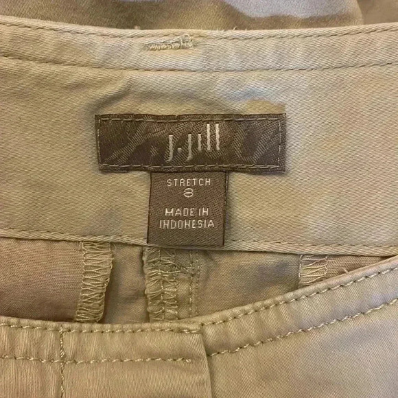 J. Jill Women’s 8 Stretch Khaki Tan 8” Inseam Utility Shorts - Picture 5 of 7